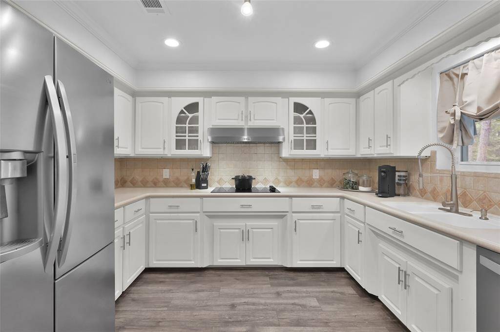 Making meals is easy with the Whirlpool 4-burner stove and stainless-steel hood.