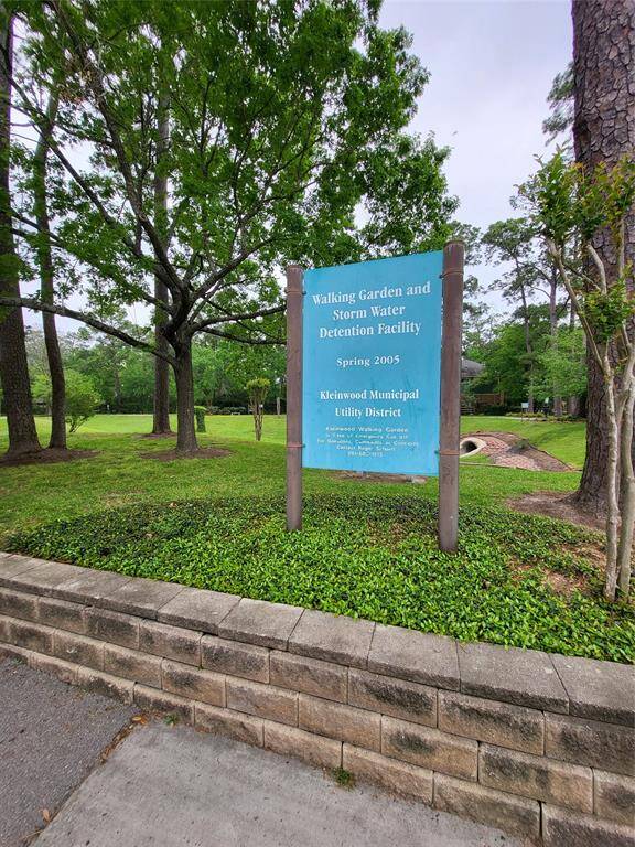 Residents also have access to the walking Garden with a path all around to walk, run or push a stroller.
