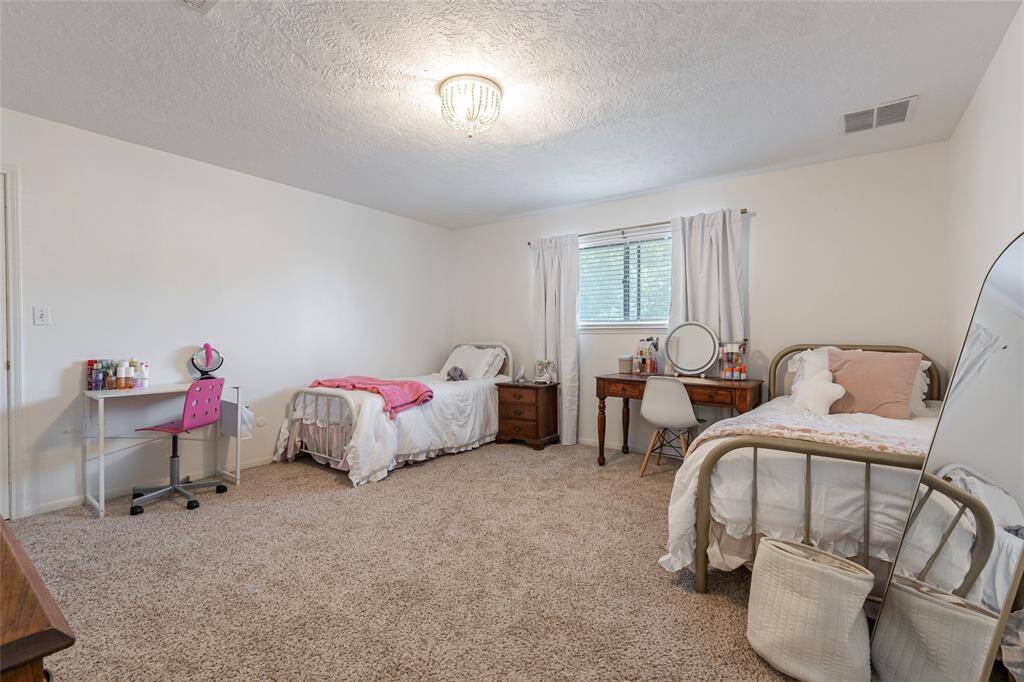 Another large bedroom 4