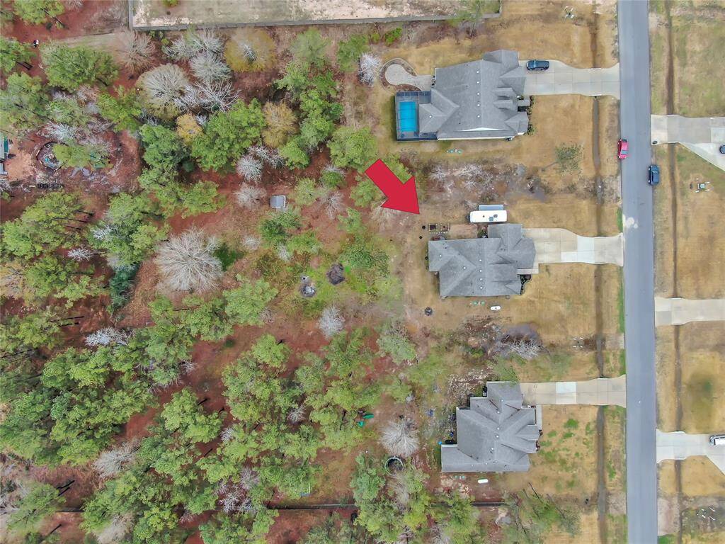 Wooded surroundings, perfect for outdoor living and privacy. According to the seller, the community is active with frequent events to meet others and be sociable.