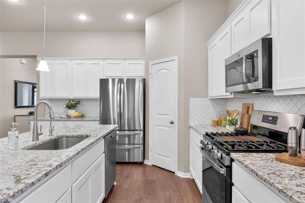 The bright white kitchen is a delightful space for culinary creations. This kitchen boasts GRANITE COUNTERTOPS, adding a touch of luxury and durability to your cooking space. The stainless-steel GE appliances are not only aesthetically pleasing but also offer the perfect combination for cooking delightful meals and ensuring effortless cleanup. Moreover, the inclusion of a gas stove is a nod to culinary excellence, highly regarded by chefs for its precision and control.