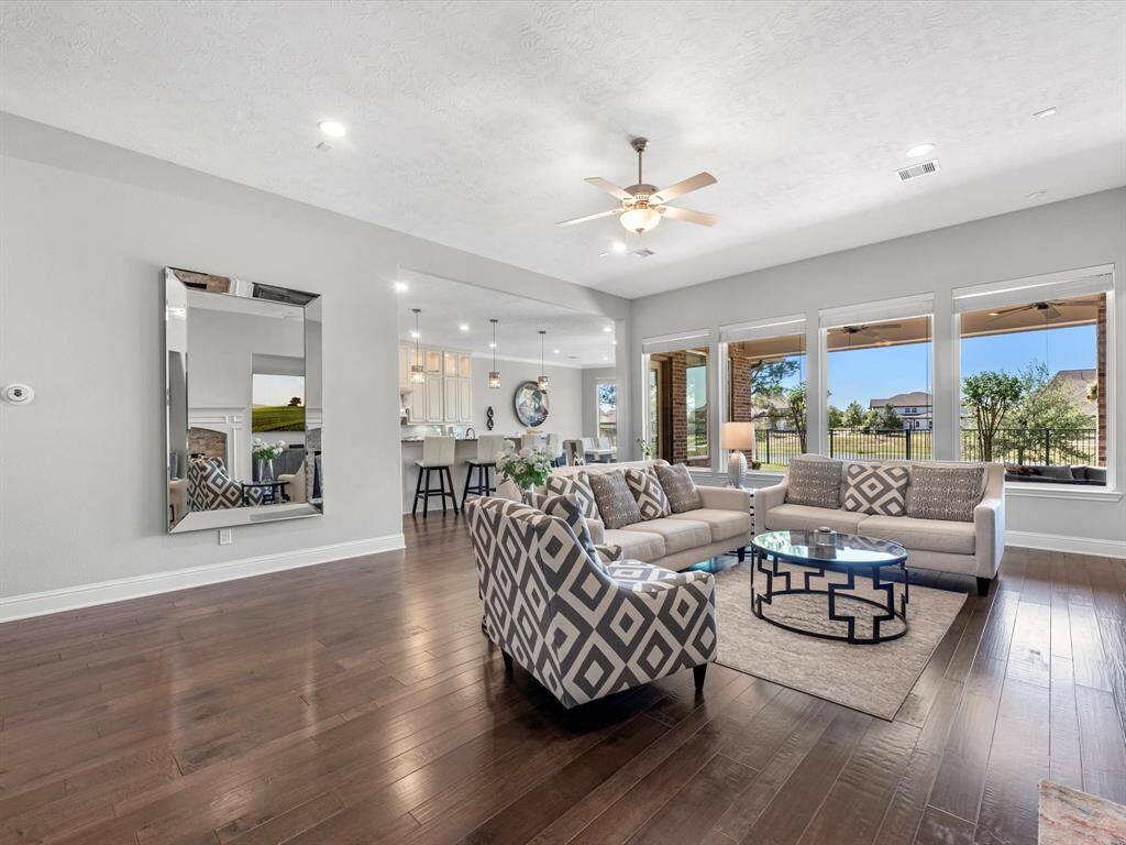 Gorgeous open floor plan! Spacious living area is open to the kitchen! Perfect for entertaining!