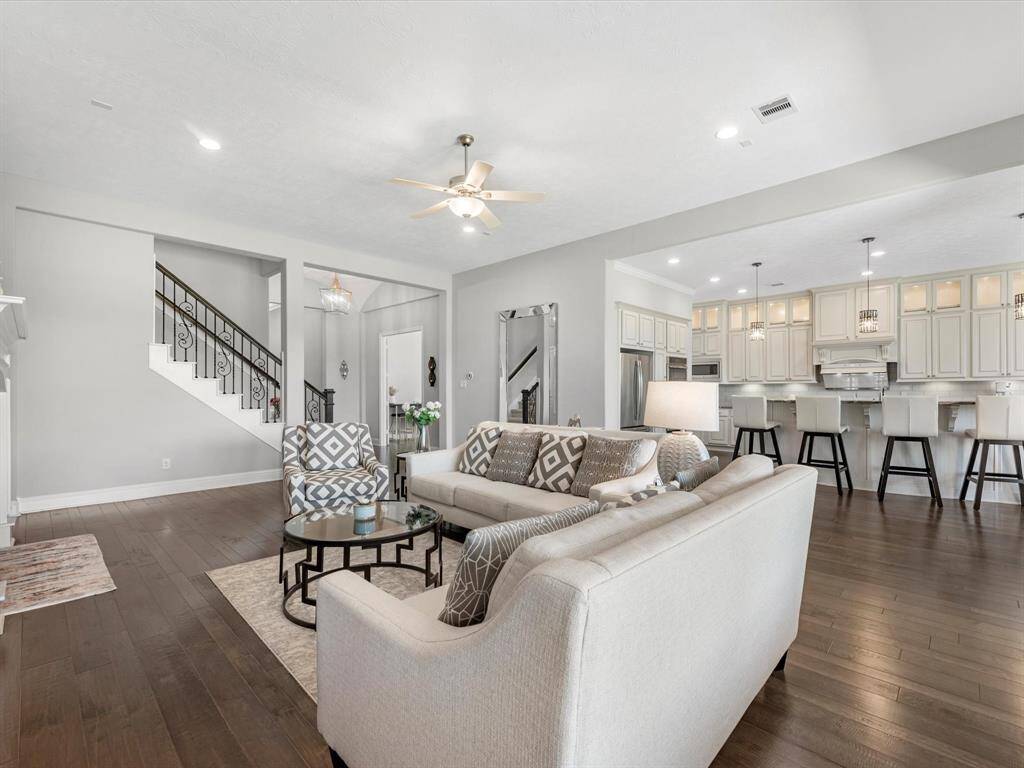 Gorgeous open floor plan! Spacious living area is open to the kitchen! Perfect for entertaining!