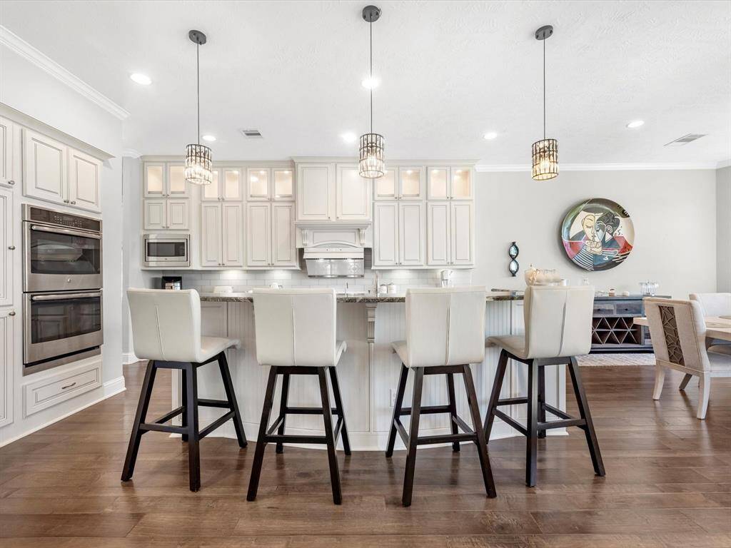 Alternative view of the kitchen.