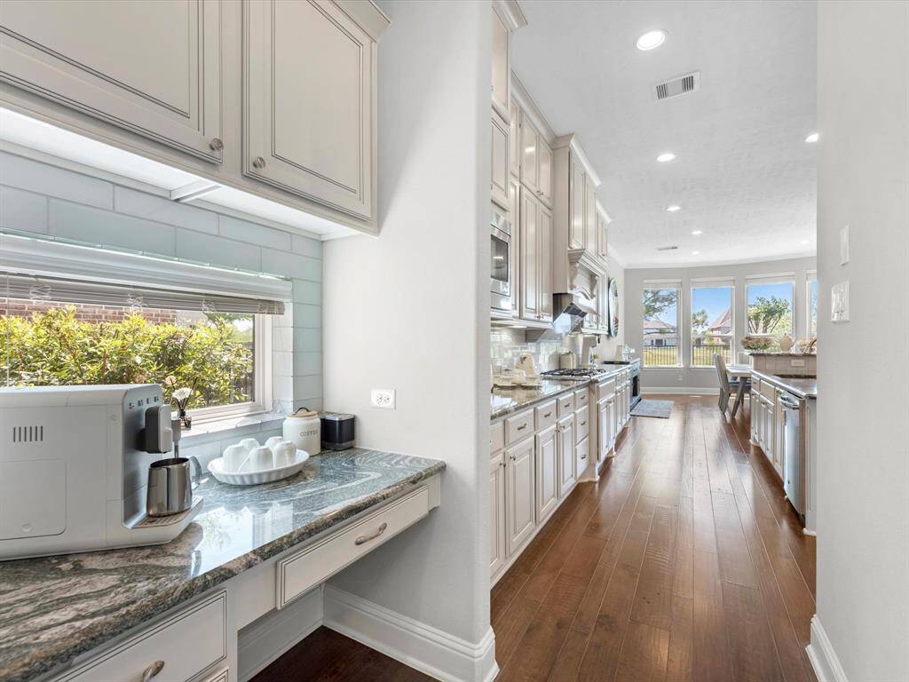 Alternative view of the kitchen.