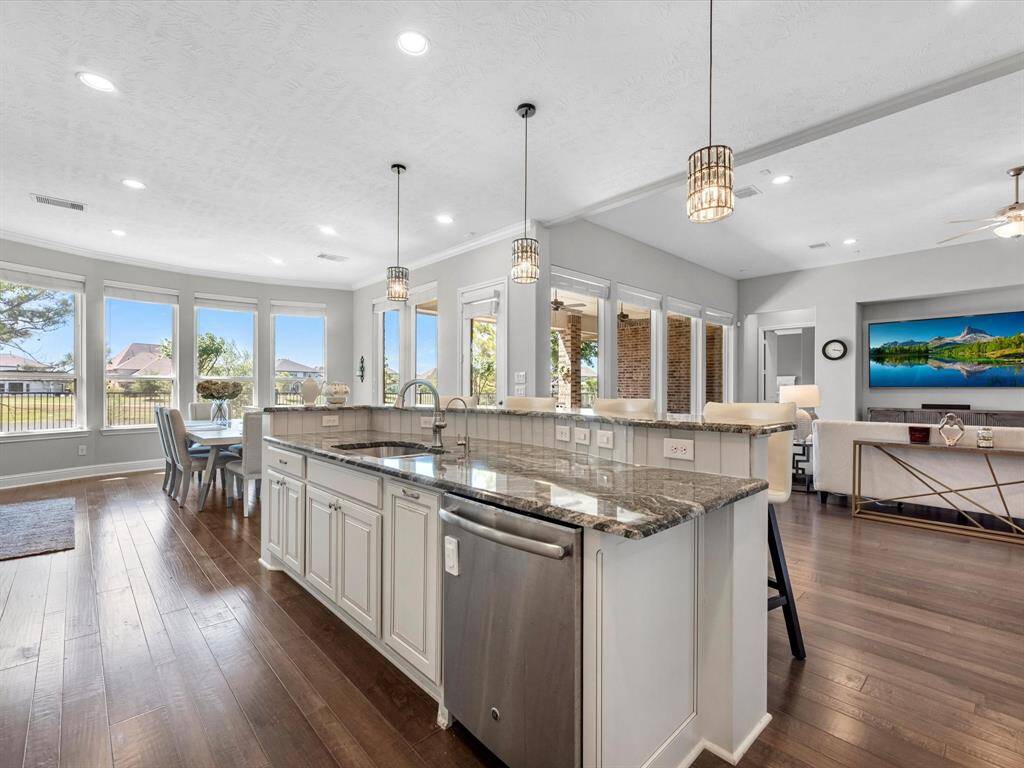 Alternative view of the kitchen.with a view!!
