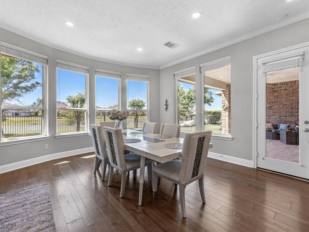 Beautiful dining area surrounded by large windows allowing in ample natural lights!