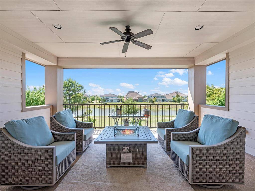 Huge balcony has ample space for patio furniture! Excellent space to relax!