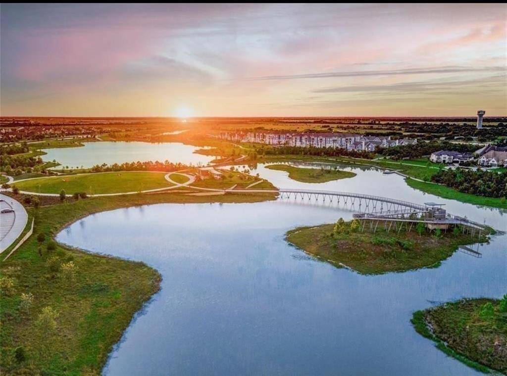 Endless Recreation with Scenic Walking Trails and Top-Tier Amenities. Explore miles of picturesque walking trails winding along the lake, over charming bridges, and through beautifully landscaped paths. Enjoy access to state-of-the-art gyms, refreshing water parks, and countless outdoor activities, all designed to support a vibrant, active lifestyle. These exceptional amenities offer endless ways to connect with nature and make every day an adventure.