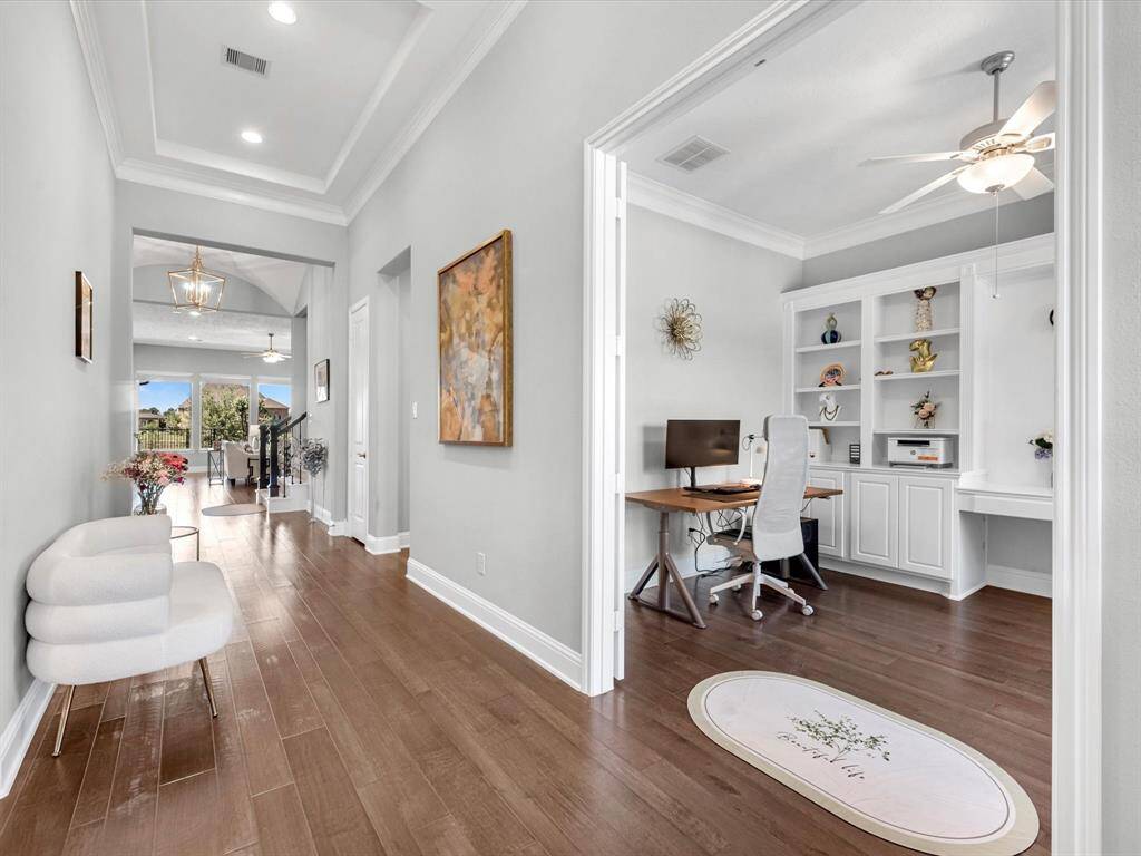 Stunning interior! Wood flooring throughout the main living areas of the home, high ceilings and soft, neutral paint throughout!