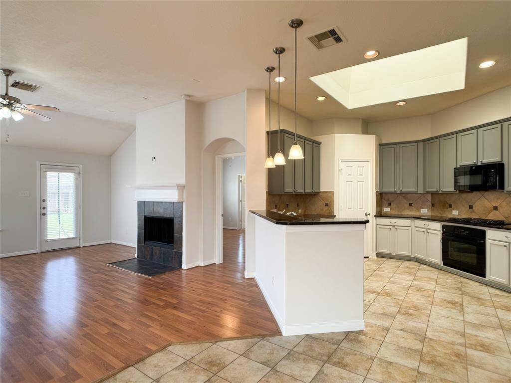 breakfast with kitchen beyond