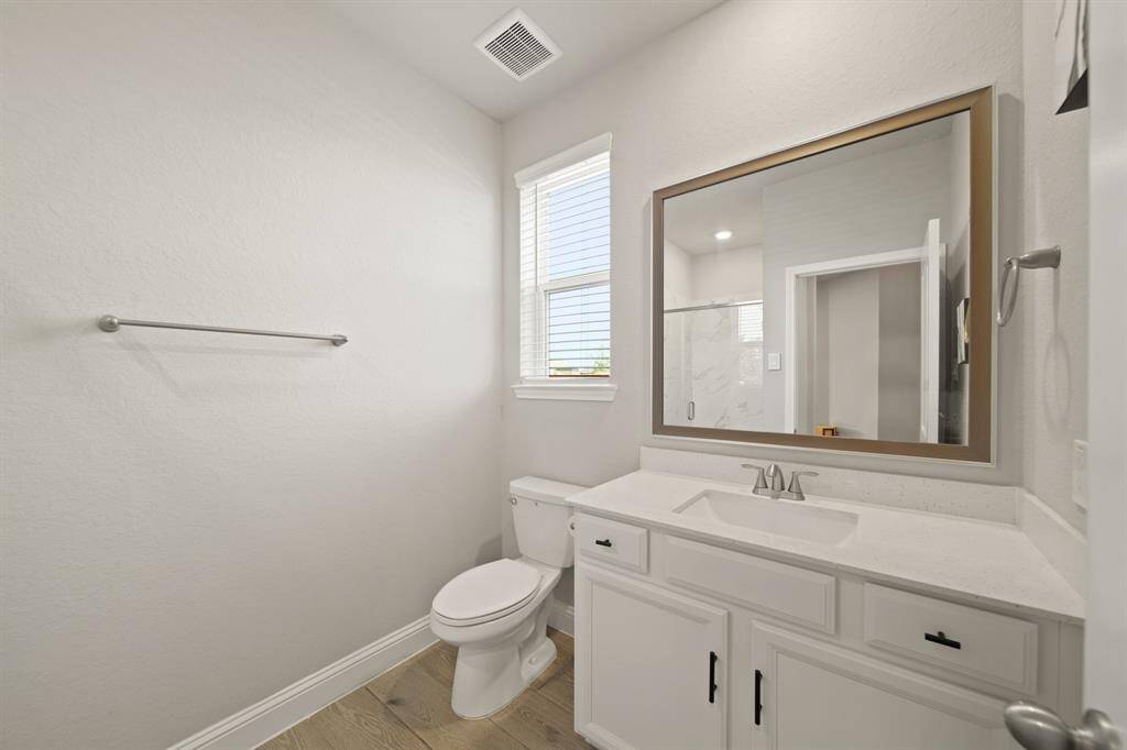 Nobody wants a dingy guest bathroom — and lucky for you, this one’s looking fresh. Upgraded mirror, pretty tile, and lighting that says, “Go ahead, take a selfie in here.”