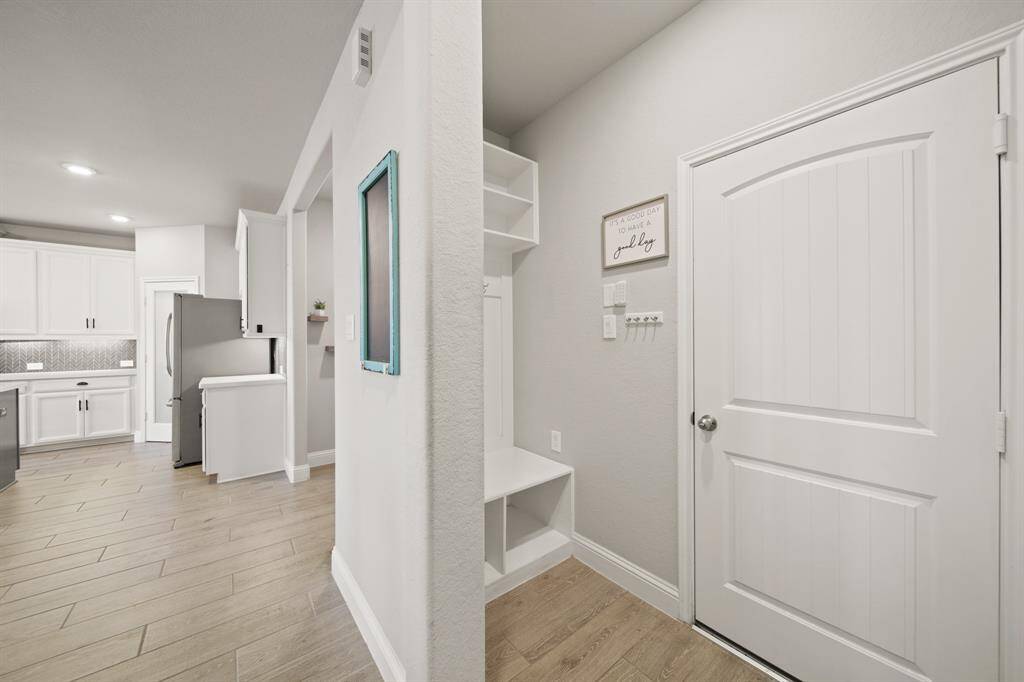 This is where real life meets real convenience. Shoes off, keys down, bags dropped — and everything stays neat. Plus, it’s cute. Which matters.