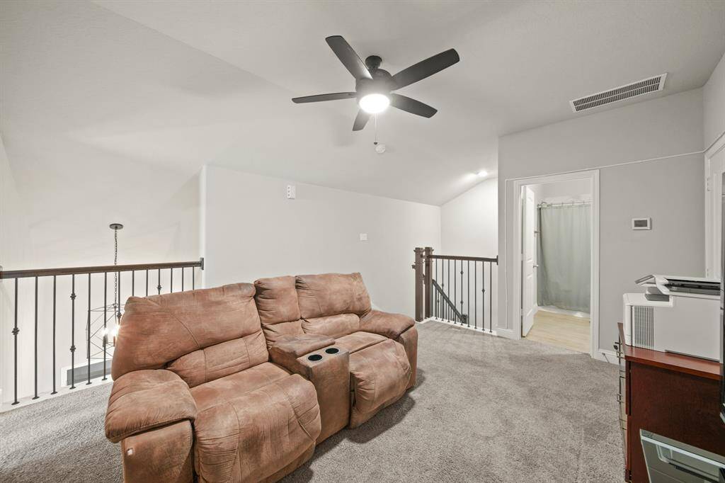 This loft said 'I came to be useful *and* photogenic.' Iron spindles add a touch of drama, and you’ve got space to spread out without feeling boxed in. Interior design inspo loading...