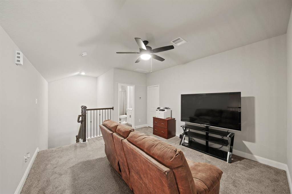 Perfect for teens, visitors, or your 'I just need 5 minutes of silence' moments. This upstairs bedroom feels like a retreat — especially with its own full bath just steps away.
