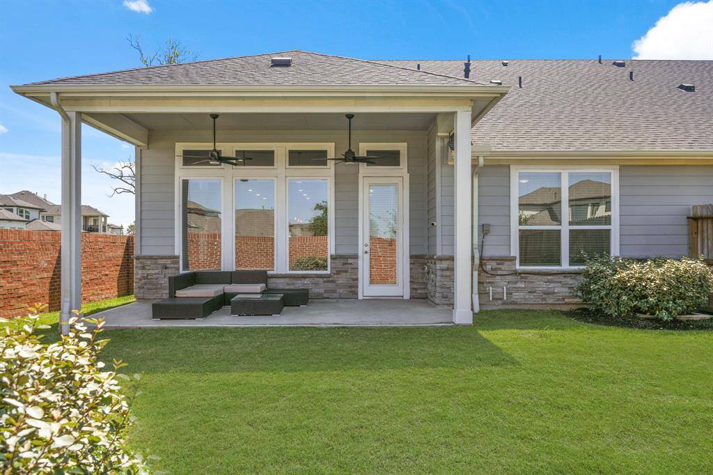 This patio isn’t playing around. Two ceiling fans, a wide space for your furniture, and plenty of shade. Whether it’s your morning coffee spot or your wind-down wine zone — you’re covered (literally).