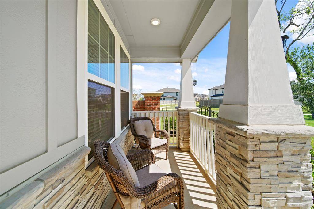 The front yard’s clean, the porch is prepped, and your walkway is practically rolling out the red carpet. This house doesn’t just welcome you — it greets you like, “Hey bestie, come on in!”