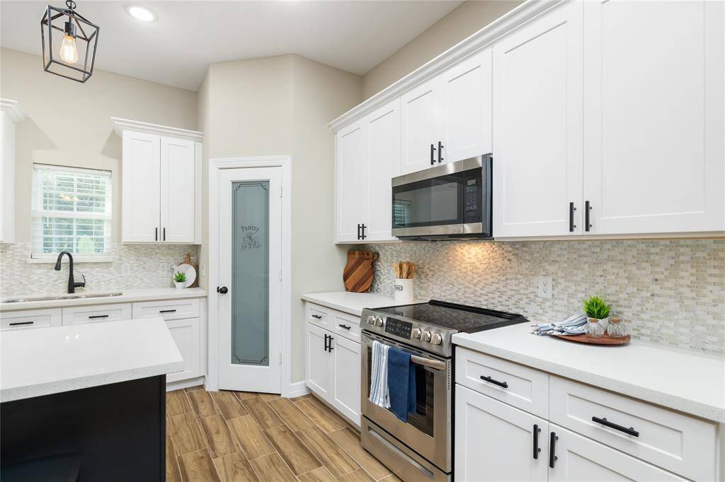 Side view into the kitchen.
