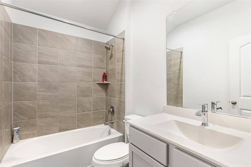 Full bathroom 2