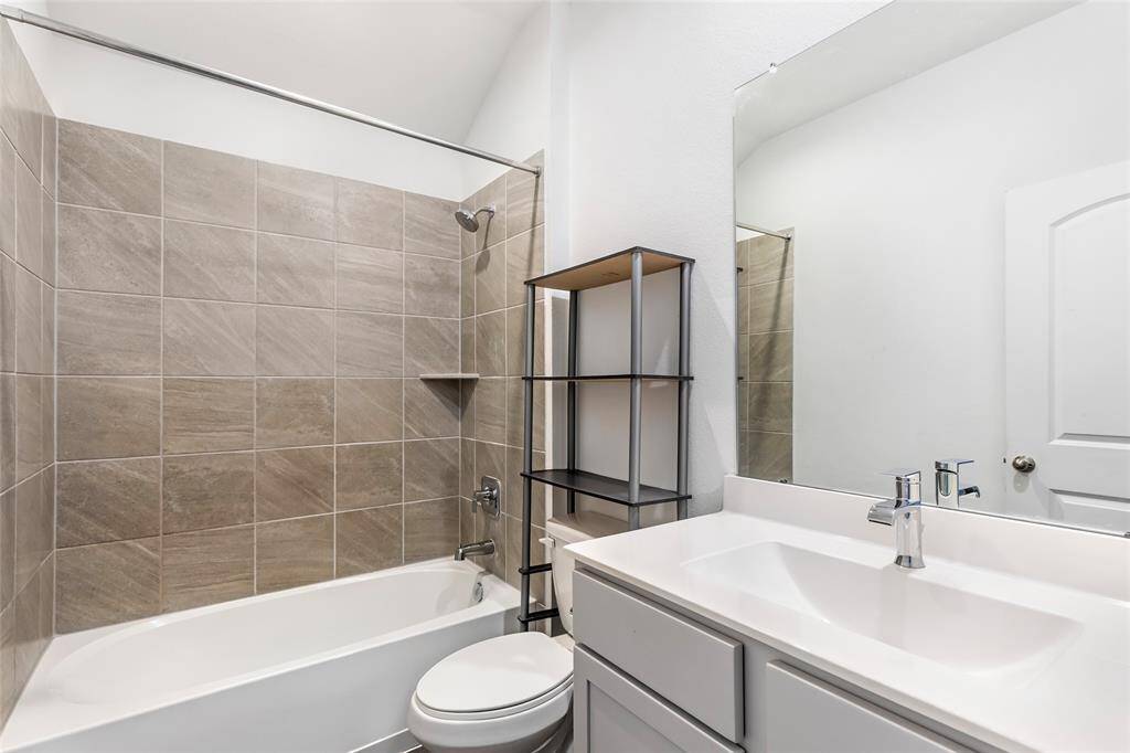 Full bathroom 3