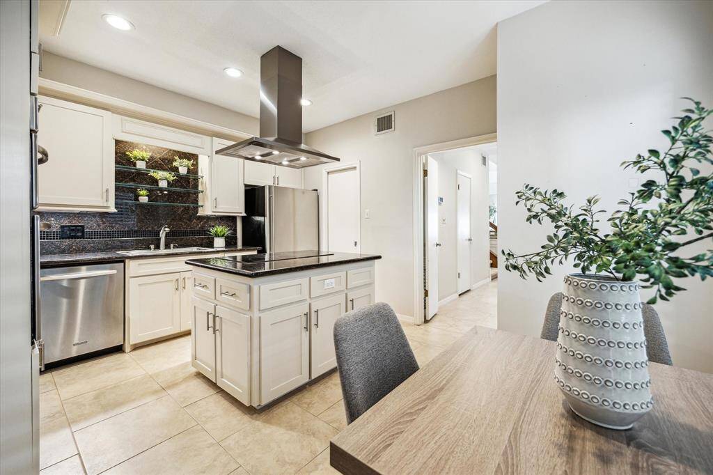 BREAKFAST AREA.   No need to sit at your big dining table to enjoy a cup of coffee or quick snack with this handy breakfast nook.