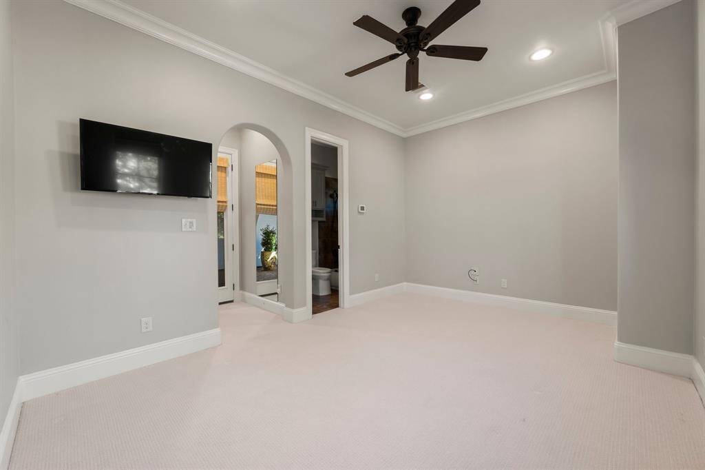 The Casita has a full en suite bath available and could also be used as a study.