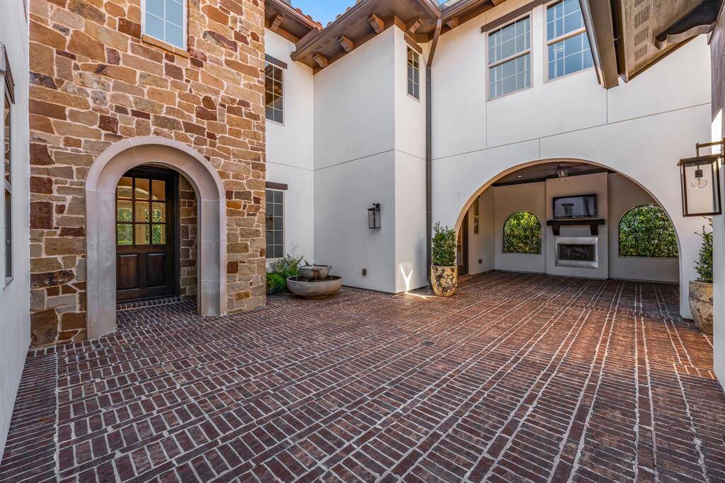 Enclosed Courtyard is perfect for indoor/outdoor living!