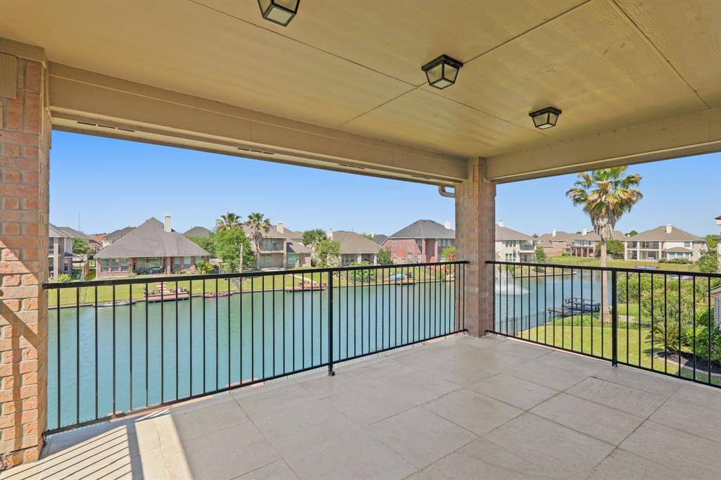 Kick back and relax to this amazing view.