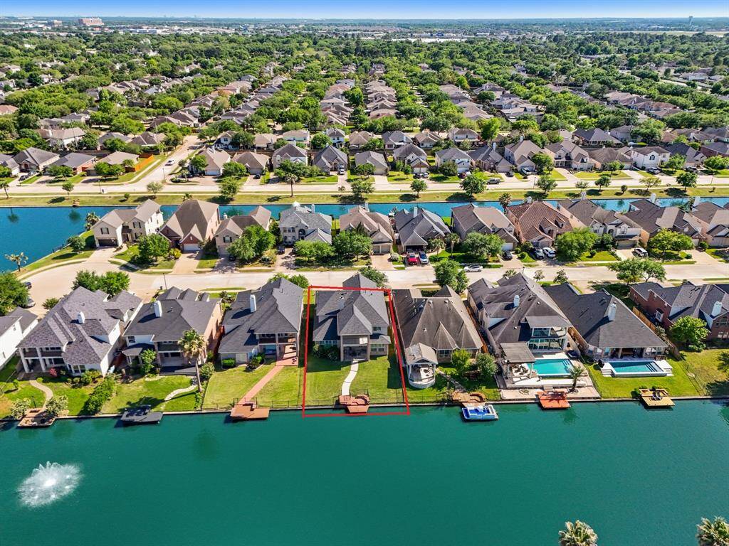 The community of Sydney Harbour has many amenities including water parks, pools, and a clubhouse for community events.