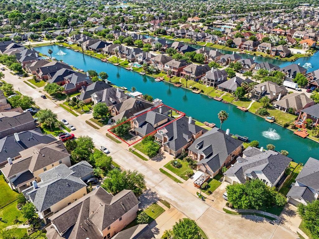 The community of Sydney Harbour has many amenities including water parks, pools, and a clubhouse for community events.