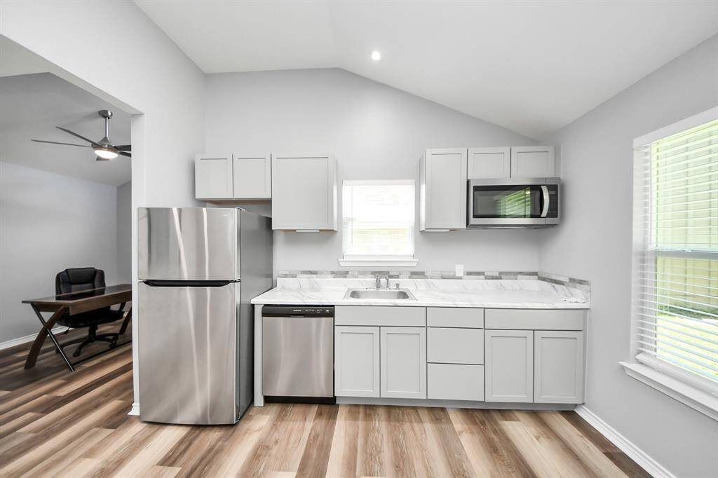 The kitchenette in the guesthouse is perfect for quick meals and offers a sense of independence from the main home, allowing guests or tenants to enjoy a private, self-sufficient living space.