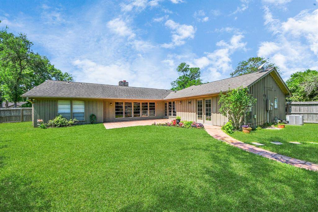 A large, fenced-in yard offers endless possibilities—whether it’s barbecues, a playset, space for pets, or simply enjoying the outdoors. A spacious tiled patio provides the perfect setting for entertaining and relaxing with family and friends.