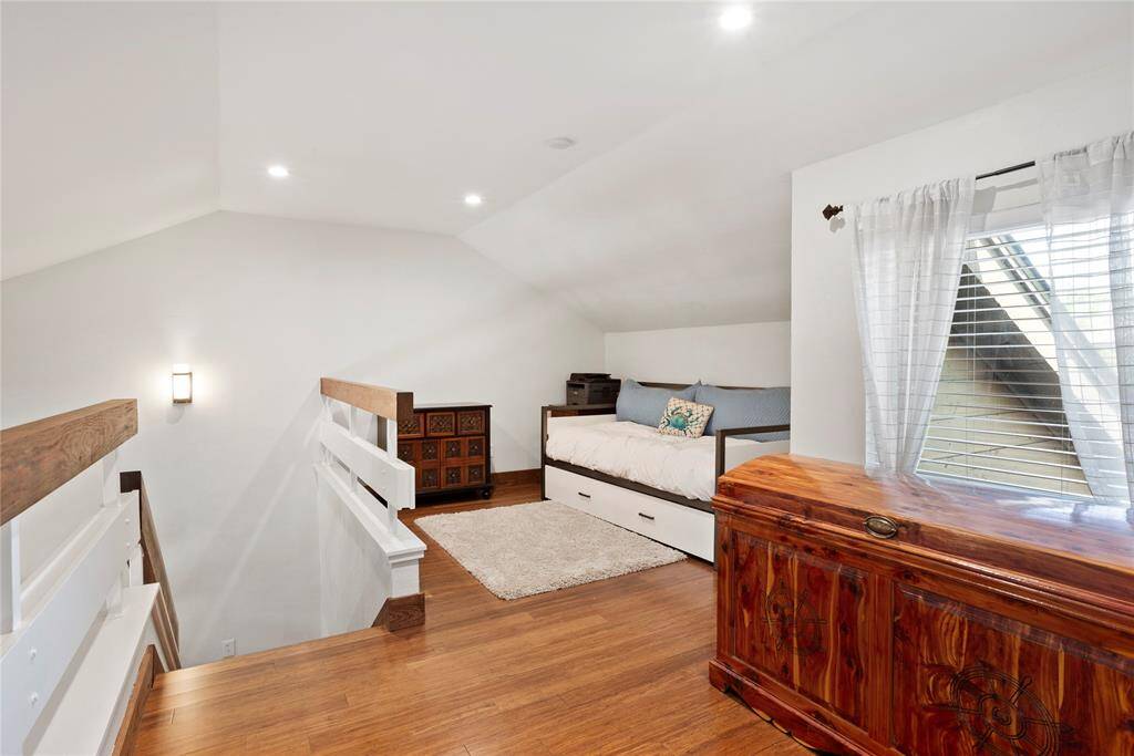 This loft offers flexibility for an additional sleeping space (think trundle bed), office, or workout area.