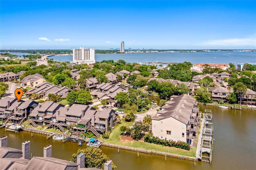 Located in Bal Harbour, close to NASA, I-45, Hwy 146, and on Clear Lake.