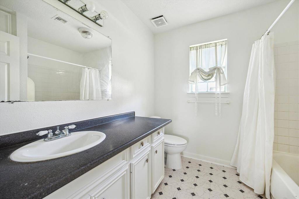 Guest apartment bathroom.