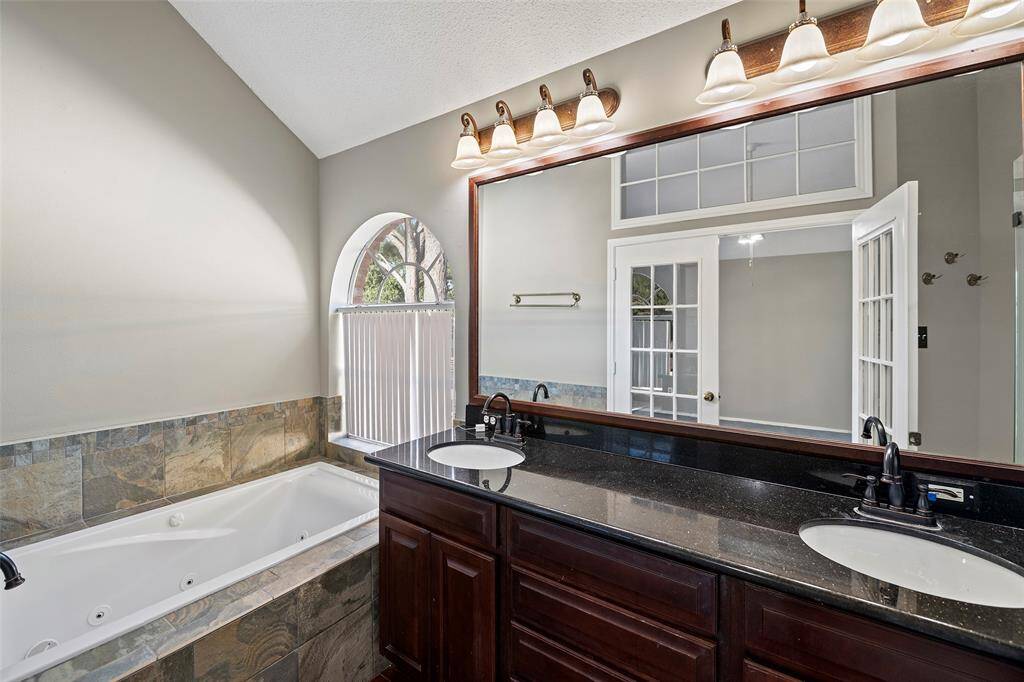 En Suite Bath w Jetted Tub