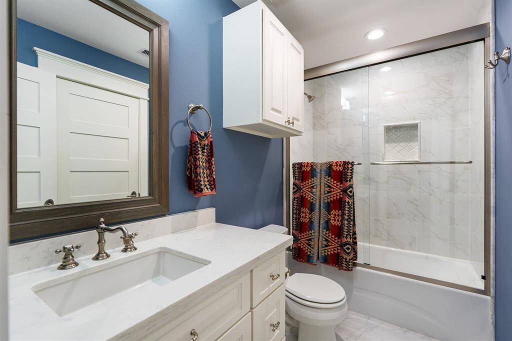 En-suite bathroom for secondary bedroom.