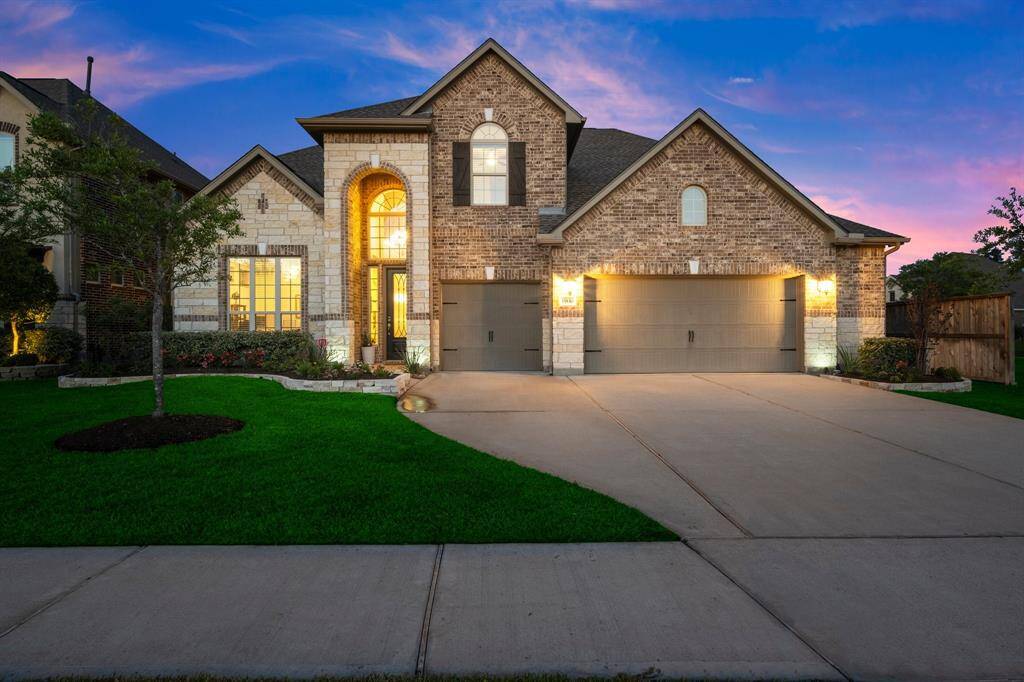 Welcome Home to Blue Hill Ln.