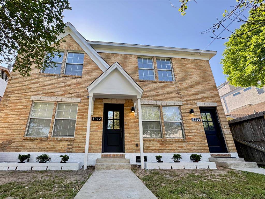 Stunningly remodeled duplex in a prime location within one of Houston's most walkable and popular neighborhoods. Unit 1912 on the ground floor is available for move-in.