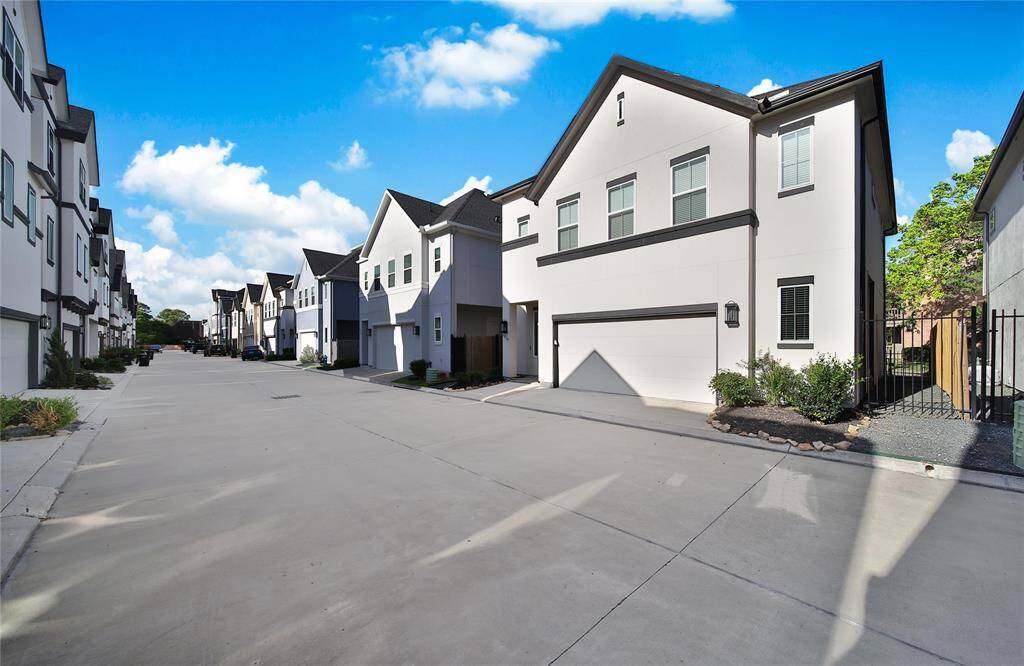 A 3-bed, 3.5-bath home in Parks & Lake Villas!