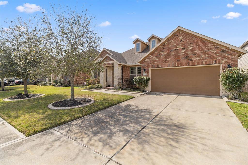 Beautifully landscaped single story home on a lake lot