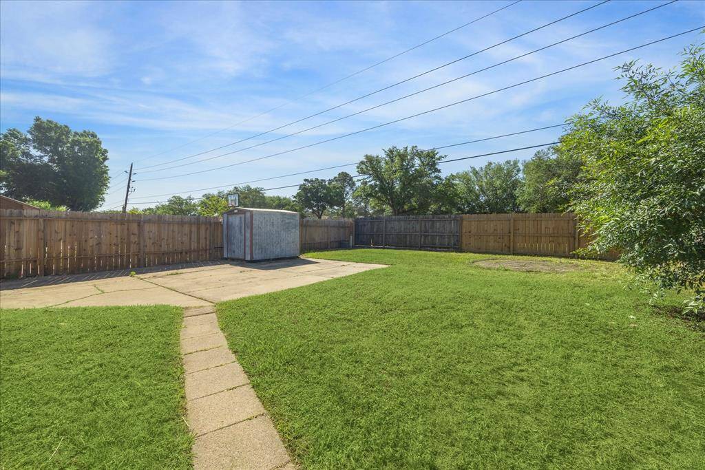 Spacious backyard with driveway space!