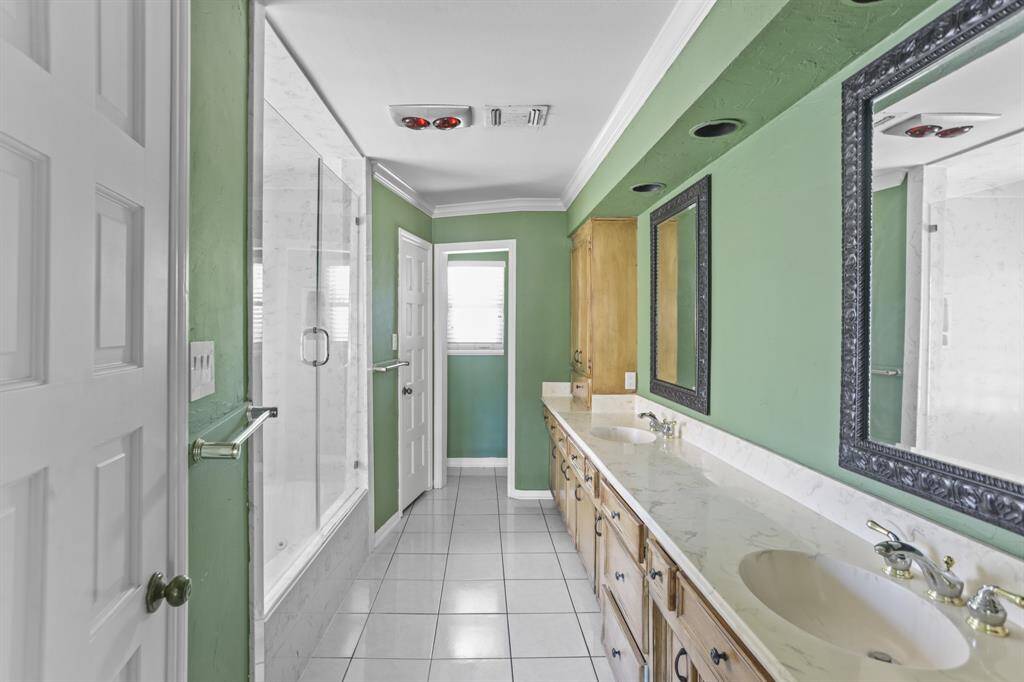 It is complete with a Walk-In closet.