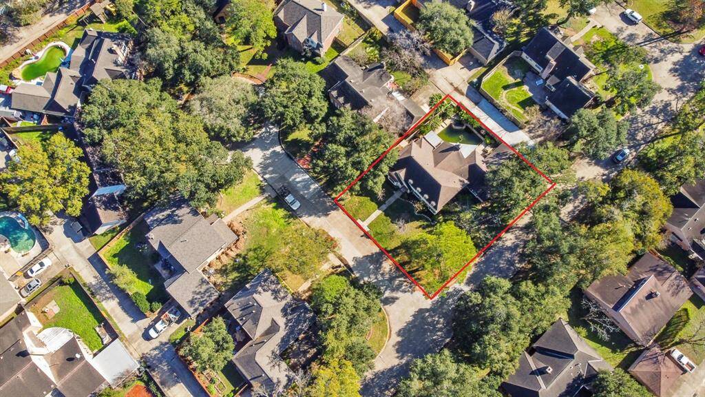 This home is ideally situated on an 8,400 sqft lot in the highly sought-after Nottingham community in Katy.