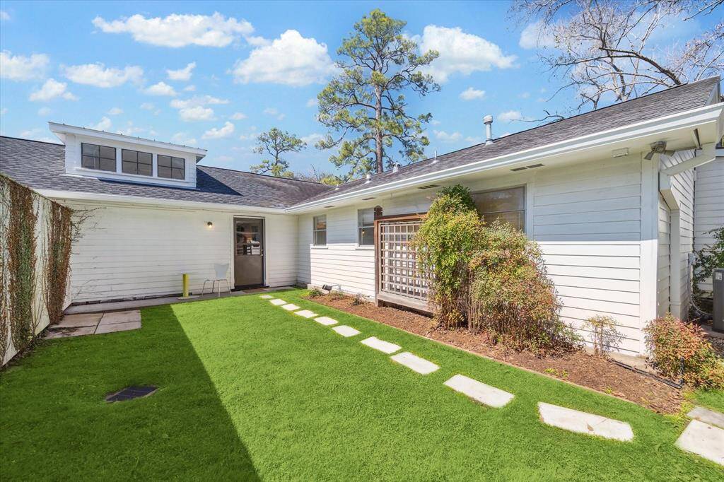 Passageway from the living space and to the outdoor living areas connected to 2019 Du Barry Ln.
