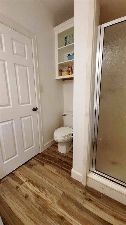 Full secondary guest bath downstairs