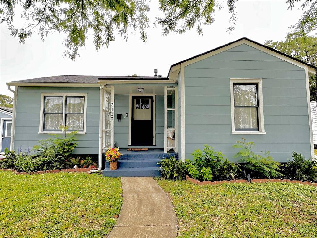 Check out the curb appeal of this sweet cottage!