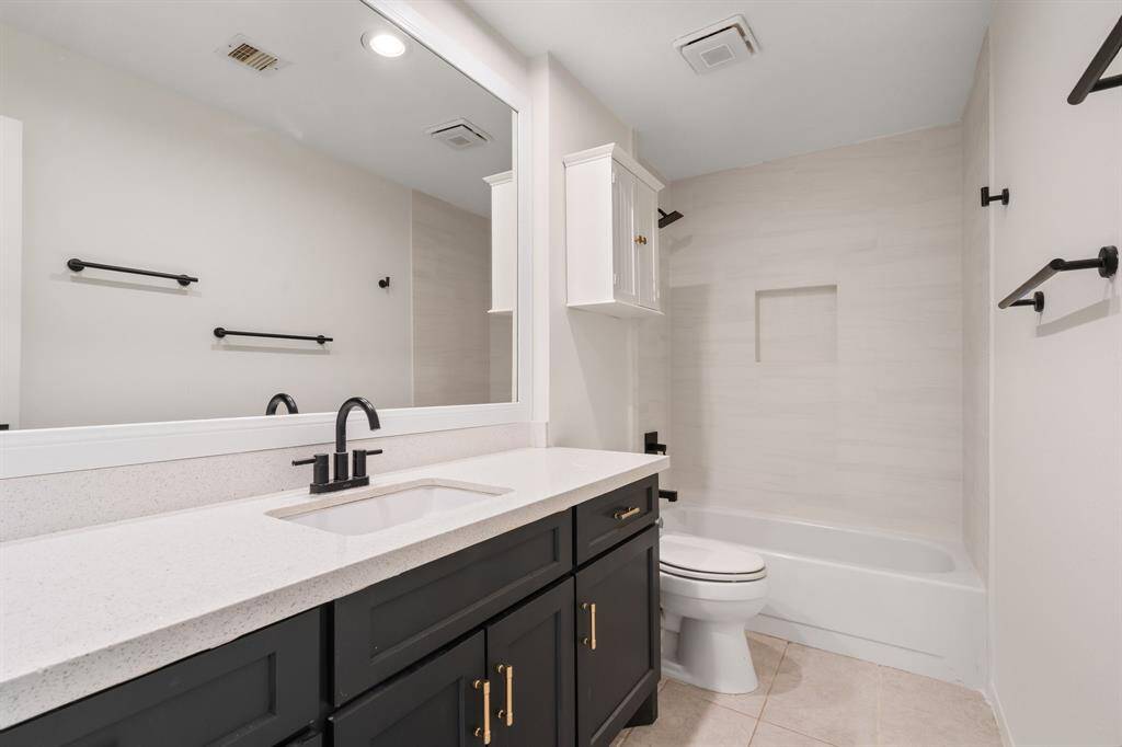 Secondary bathroom.