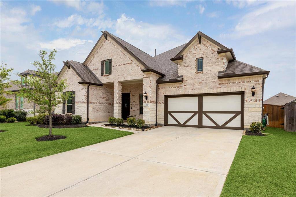 Lovely front elevation on this like new home!