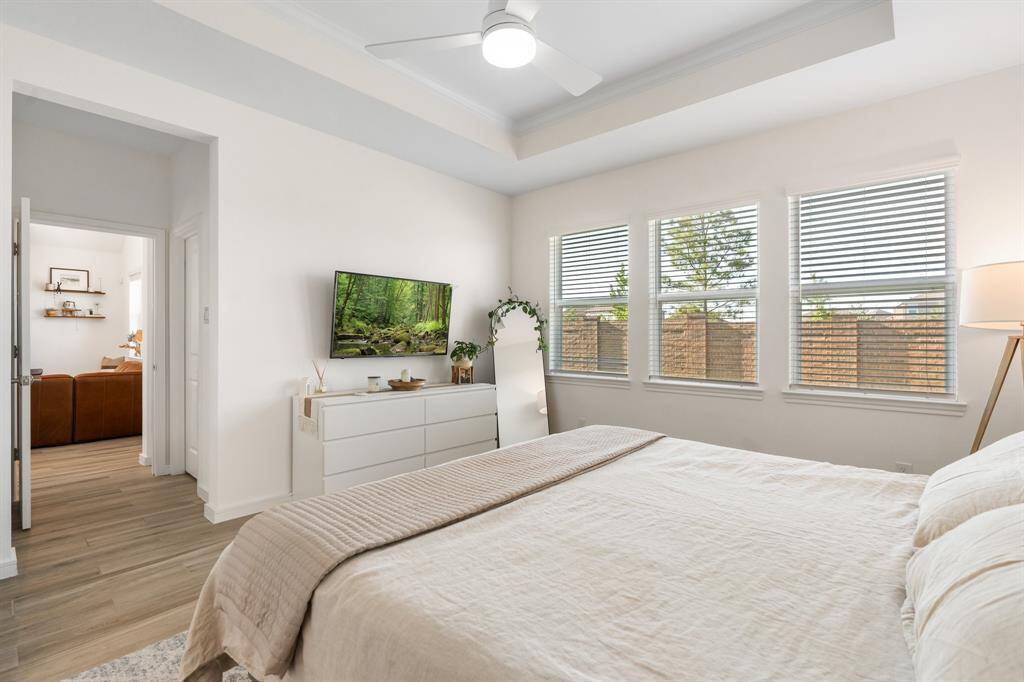 Three windows with blinds and a neutral color palette creates a calm inviting atmosphere.